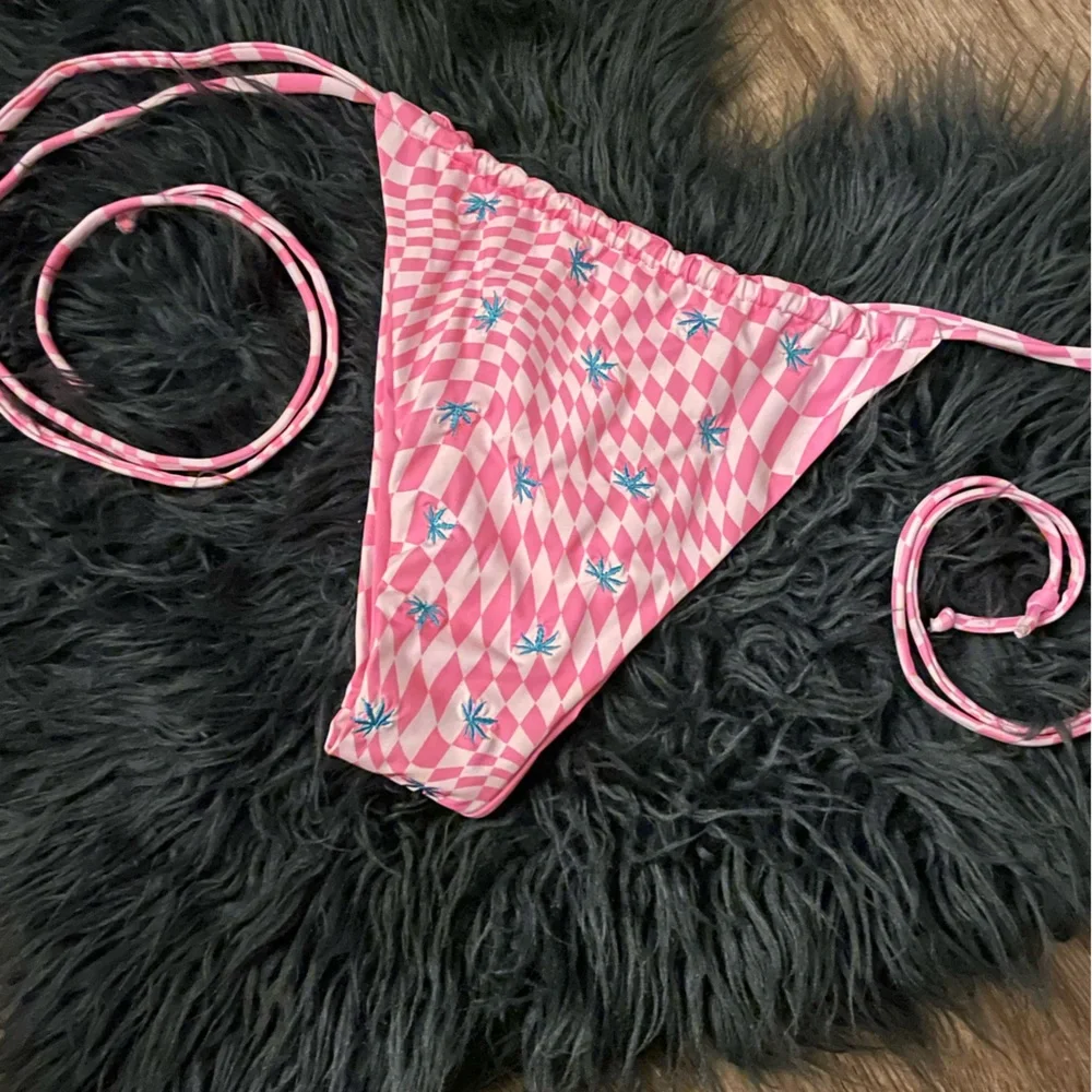 Frankie’s Bikinis NWOT Tia String Bikini Bottoms in Creative Pink Morrison Large